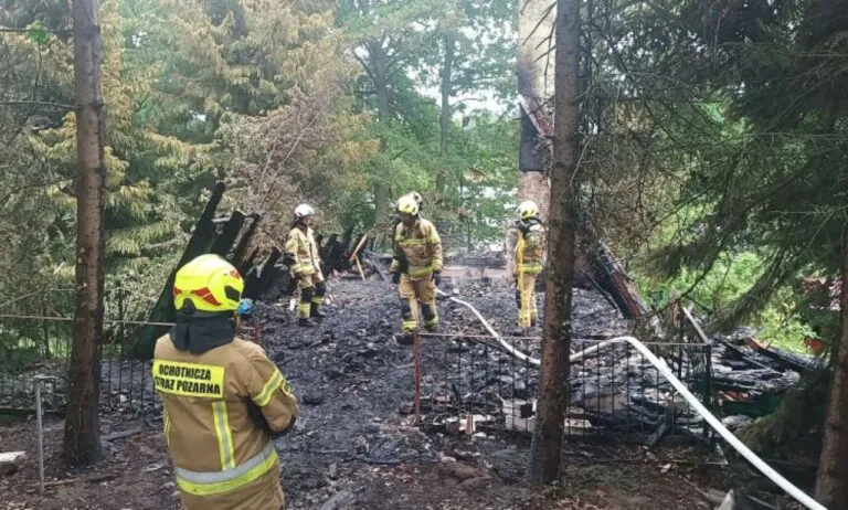 Dramat nad jeziorem. Letniskowy domek spłonął przez intruzów (FOTO: KPP Człuchów)