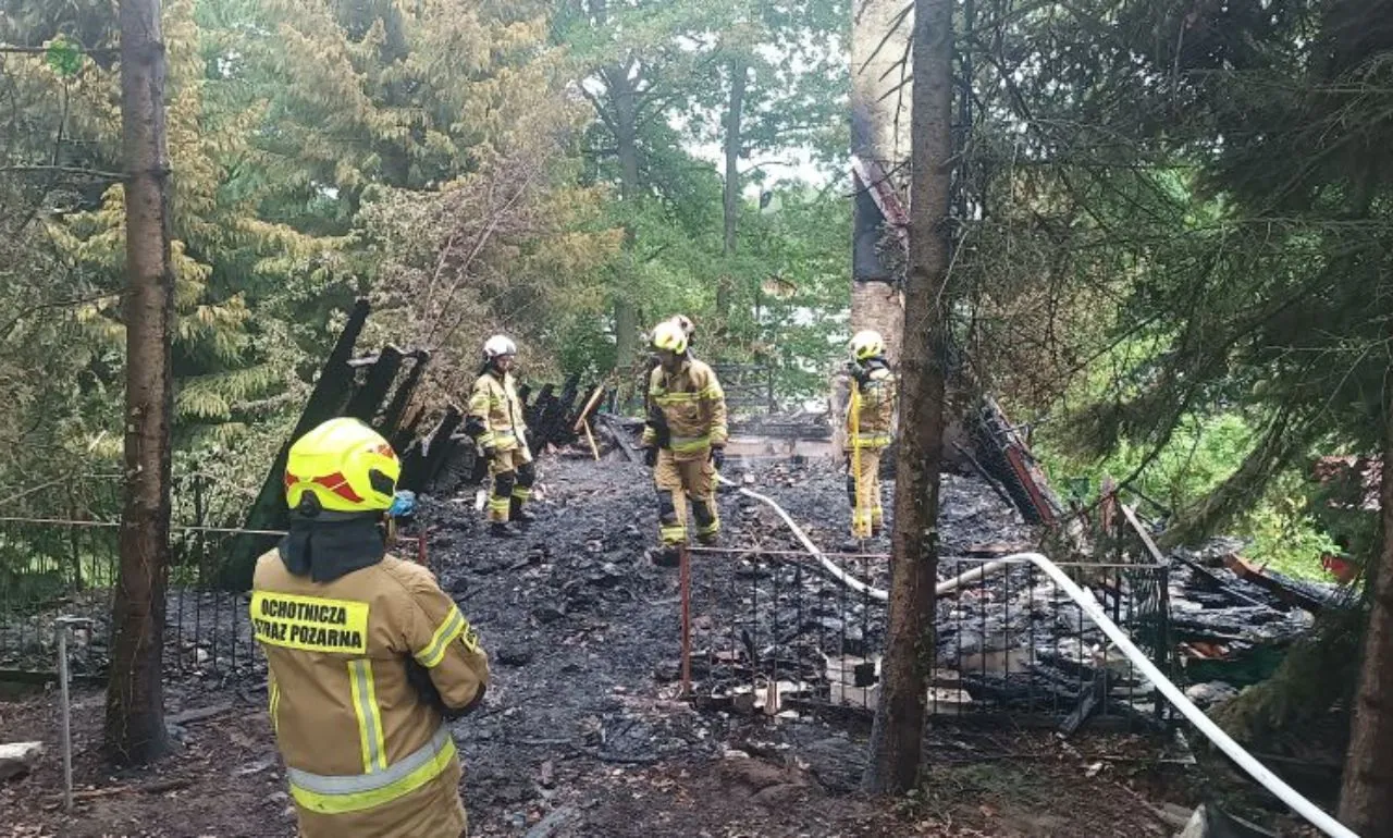 Dramat nad jeziorem. Letniskowy domek spłonął przez intruzów (FOTO: KPP Człuchów)