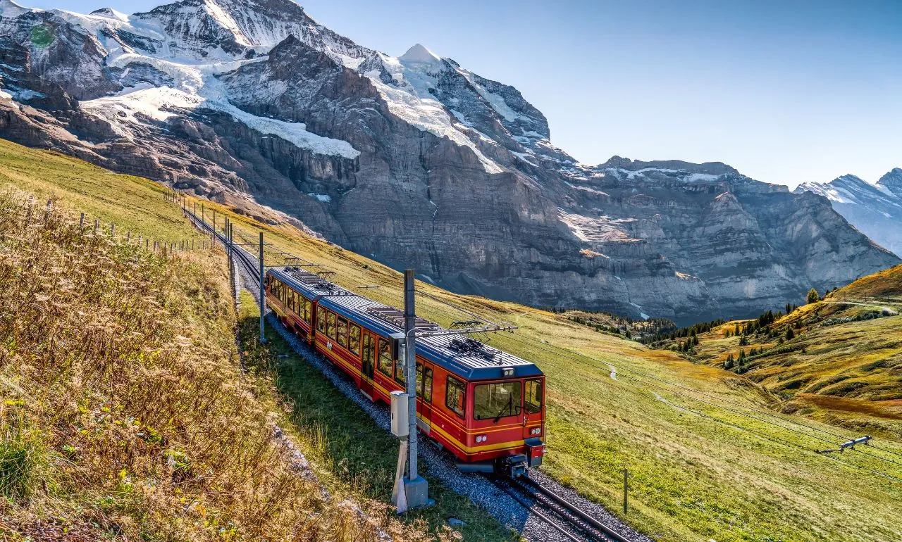 PKP Intercity pojedzie w Dolomity – gdzie kolej dla zwykłych Polaków? (FOTO: canva)