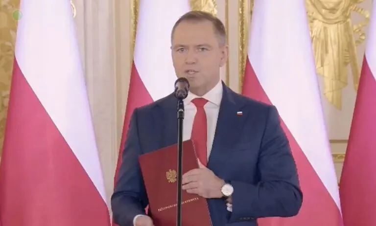 Prezydent „jednej Polski”. Karol Nawrocki odebrał uchwałę PKW (FOTO: PKW)