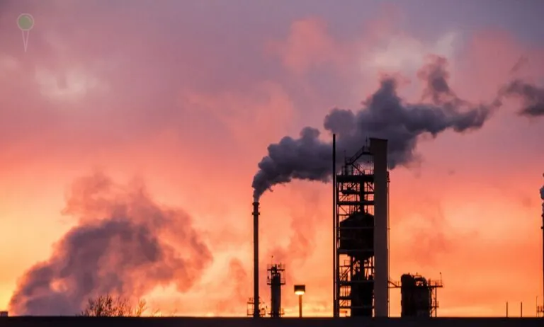 Inwestycja w akcje Orlenu dotkliwą lekcją dla seniora (FOTO: canva.com)