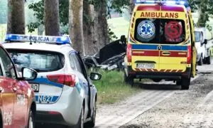 Śmiertelny wypadek koło Sztumu. Opel uderzył w drzewo (FOTO: OSP Postolin)