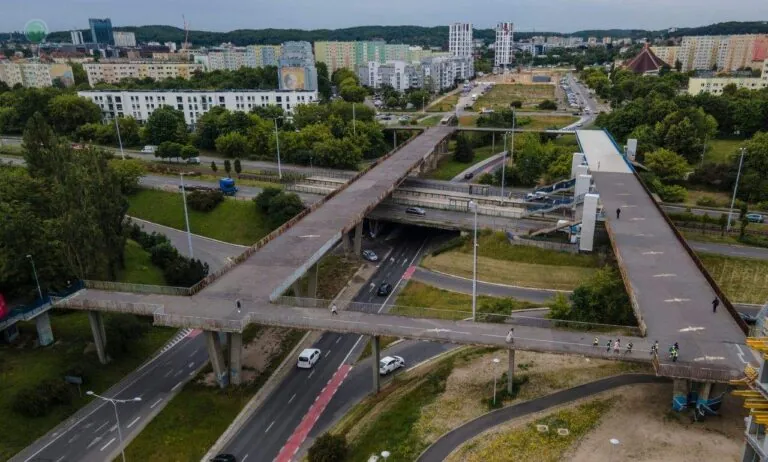 Gdańsk stawia na pieszych. Kierowcy pominięci w nowej inwestycji (FOTO: canva)