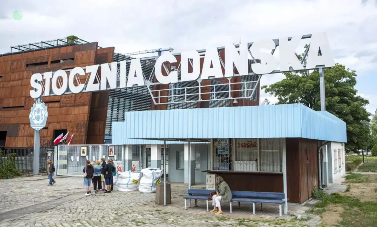 Stocznia Gdańska i brama nr 2 - donikąd. (FOTO: Piotr Wittman/www.gdansk.pl)