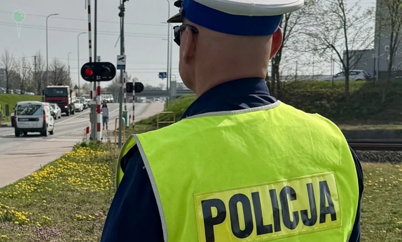 Auto utknęło między rogatkami pod Gniewem (FOTO: KPP Tczew)