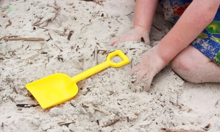 Sąsiedzka awantura o łopatkę do piasku (FOTO: canva.com)