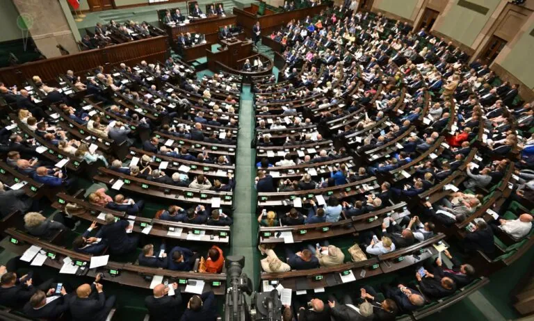 Prawica może stworzyć większość konstytucyjną w Sejmie ( FOTO: Sejm/X)