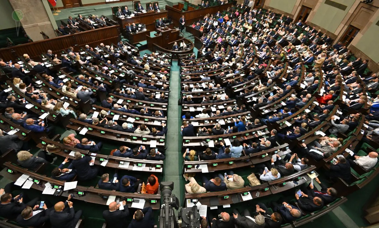 Prawica może stworzyć większość konstytucyjną w Sejmie ( FOTO: Sejm/X)