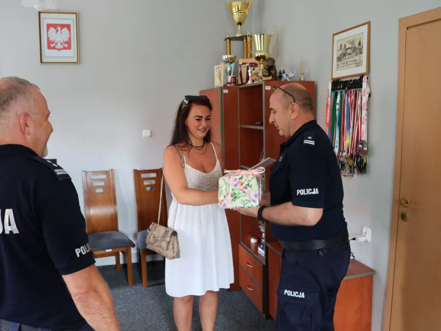 Odważna postawa kobiety w Kościerzynie – Katarzyna Kamińska nie bała się zareagować, goniąc złodzieja, którym okazał się obywatel Kolumbii (FOTO: KPP Kościerzyna)