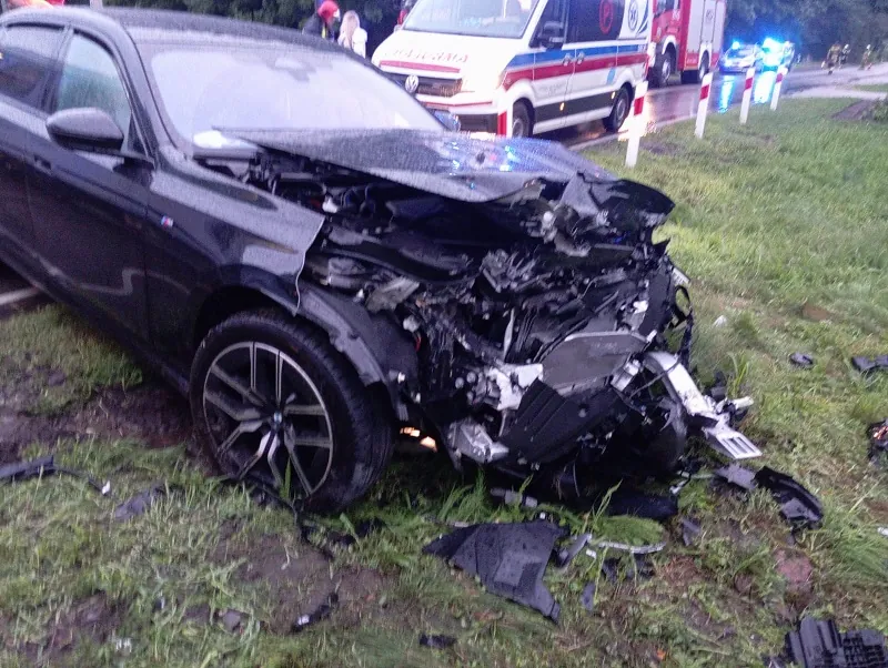 BMW wjechało pod pociąg – kierowca cudem przeżył (FOTO: KMP Lębork)