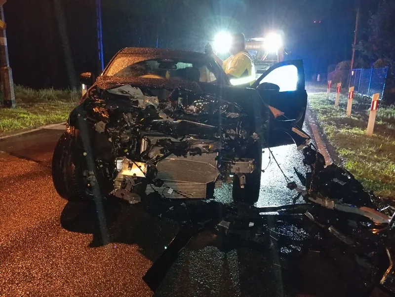 BMW wjechało pod pociąg – kierowca cudem przeżył (FOTO: KMP Lębork)