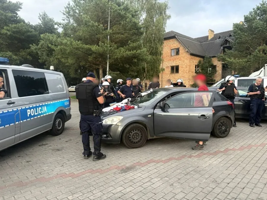 Policja udaremniła ustawkę pseudokibiców na DK6 (FOTO: KWP Gdańsk)