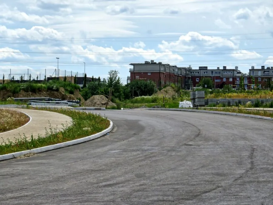 Budowa ul. Strzeleckiego - widok w kierunku osiedli (FOTO: wbijamszple.pl) 