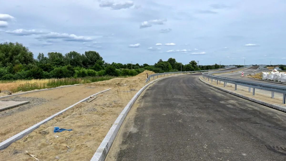 Budowa ul. Strzeleckiego - widok w kierunku trzech mostów (FOTO: wbijamszple.pl) 