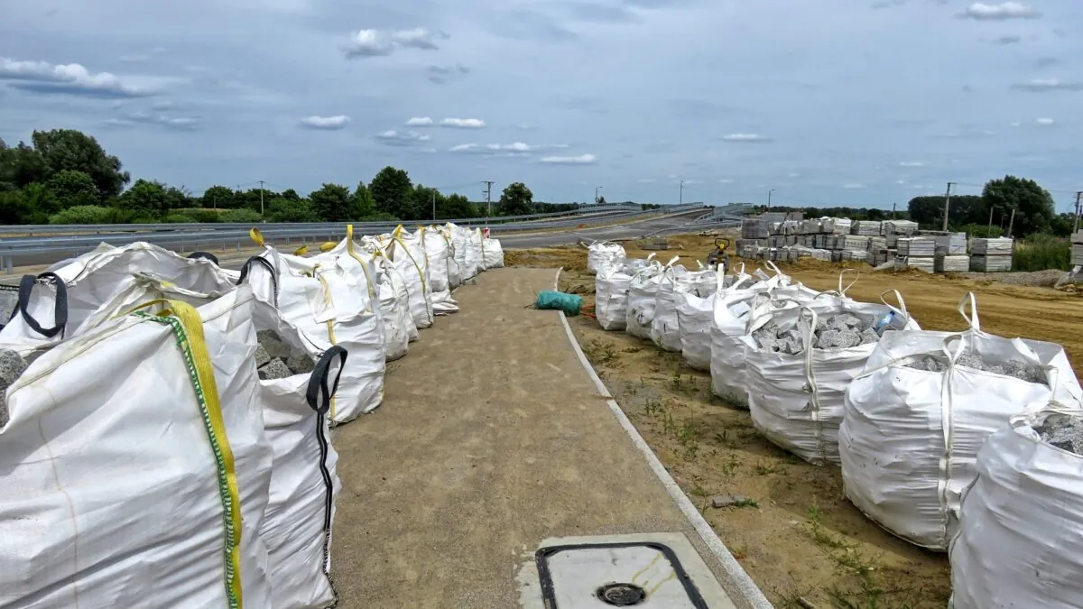 Budowa ul. Strzeleckiego - widok w kierunku trzech mostów (FOTO: wbijamszple.pl) 