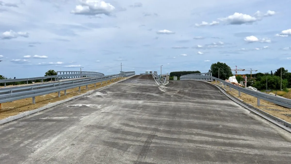 Budowa jednego z trzech mostów nad Kanałem Raduni (FOTO: wbijamszple.pl)