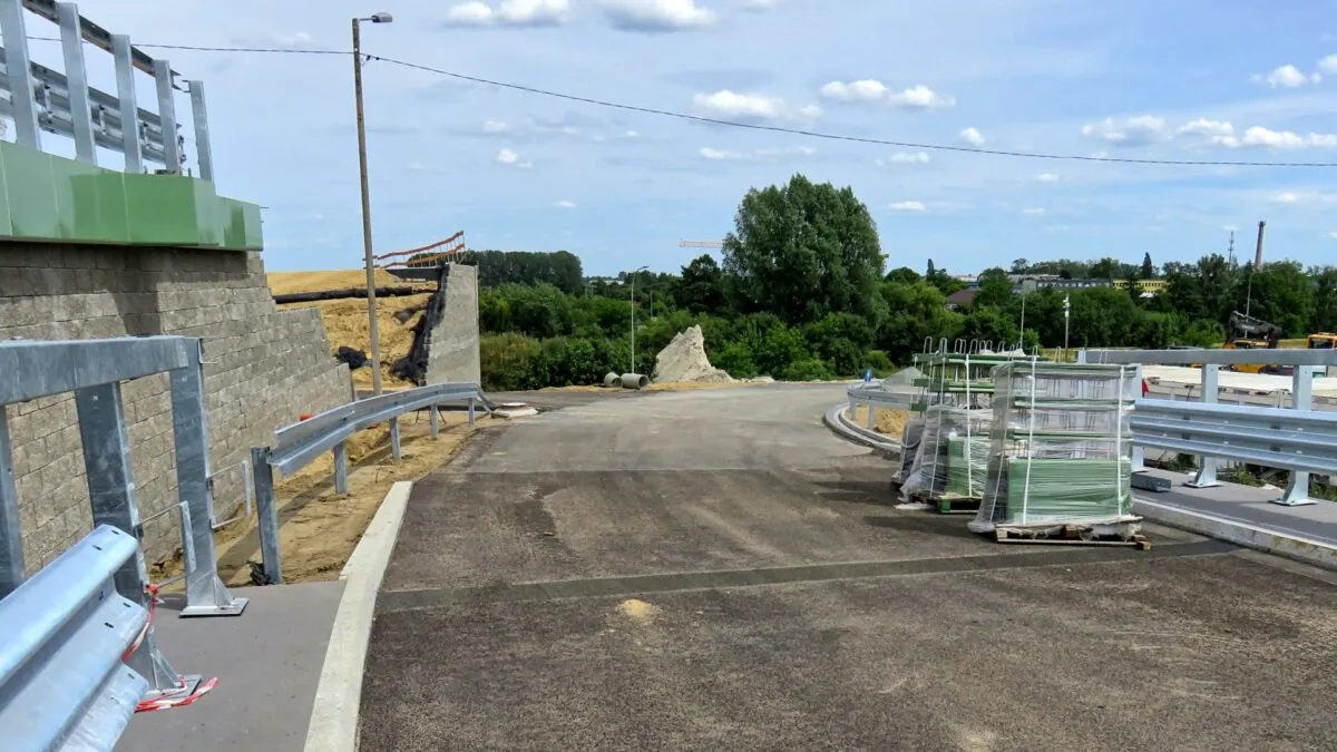 Budowa jednego z trzech mostów nad Kanałem Raduni (FOTO: wbijamszple.pl)