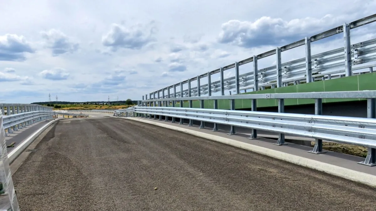 Budowa jednego z trzech mostów nad Kanałem Raduni (FOTO: wbijamszple.pl)