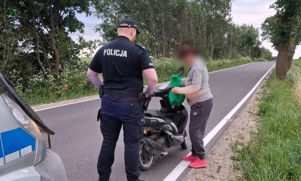 38-latka po alkoholu na motorowerze i… śmieciła na ulicy (FOTO: KPP Tczew)
