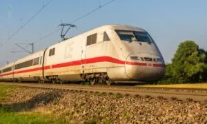 Syryjczyk zaatakował rodaków młotkiem w niemieckim pociągu (FOTO: canva)