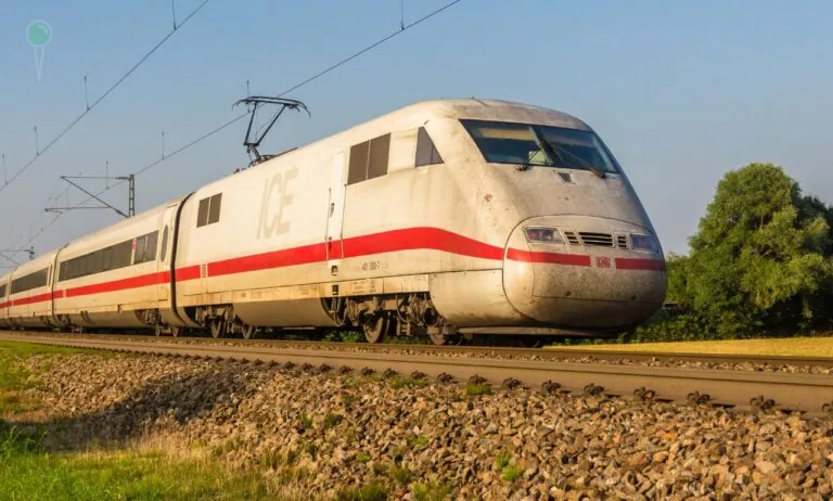 Syryjczyk zaatakował rodaków młotkiem w niemieckim pociągu (FOTO: canva)