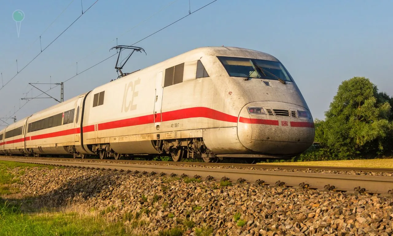 Syryjczyk zaatakował rodaków młotkiem w niemieckim pociągu (FOTO: canva)