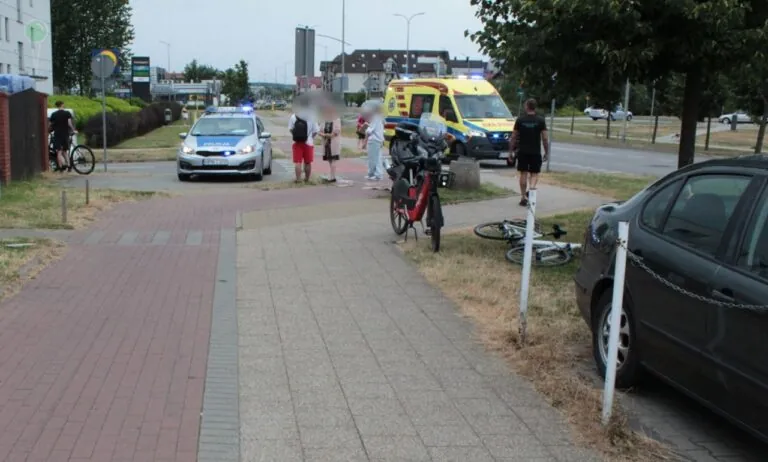 Czołowe zderzenie rowerzystów. 13-latka trafiła do szpitala (FOTO: KPP Pruszcz Gdański)