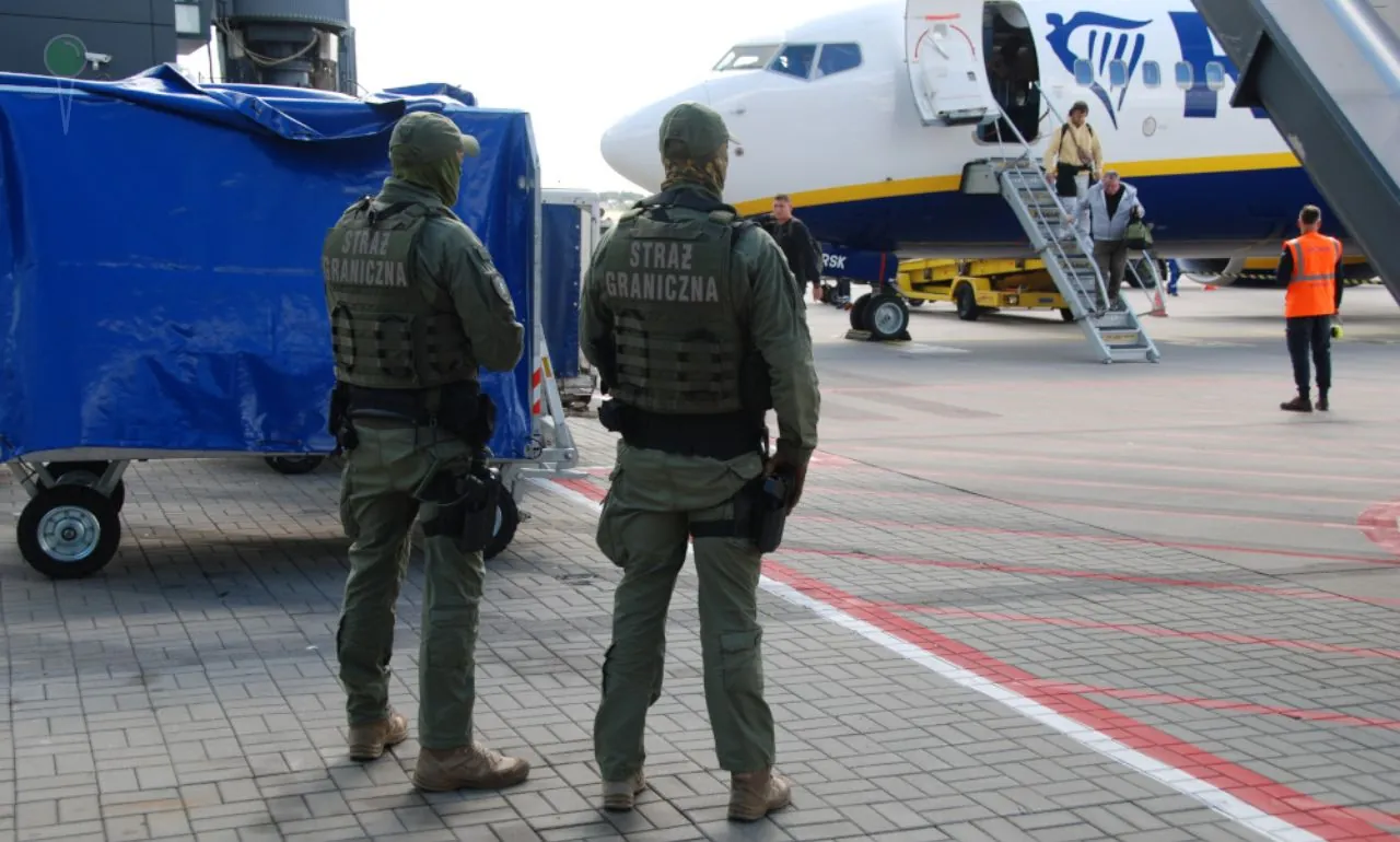 Lot 13-latka odwołany przez „bombę” w bagażu (FOTO: MOSG)