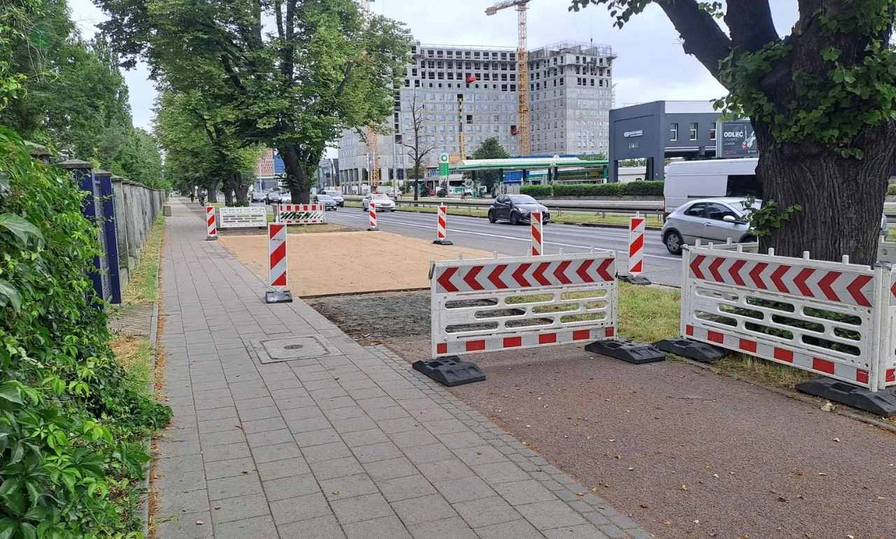 Przystanek w Gdańsku zrywa ciągłość DDR. Rowerzyści zdziwieni (FOTO: Tomasz/czytelnik)
