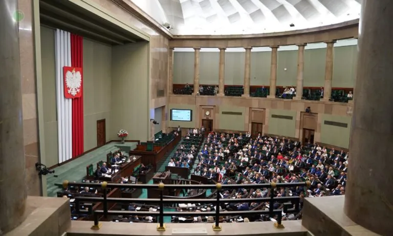 PiS wygrywa sondaż. Hołownia i PSL poza Sejmem (FOTO: Sejm/X)