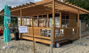Nielegalny bar na plaży w Gdańsku ogrodzony. Interwencja GOS (FOTO: gdansk.pl)