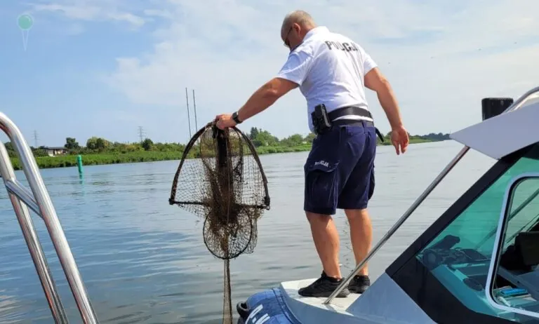 Nieoznakowana sieć na Martwej Wiśle – groźna pułapka dla żeglugi (FOTO: KMP Gdańsk)