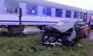 BMW wjechało pod pociąg – kierowca cudem przeżył (FOTO: KMP Lębork)