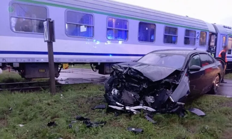 BMW wjechało pod pociąg – kierowca cudem przeżył (FOTO: KMP Lębork)