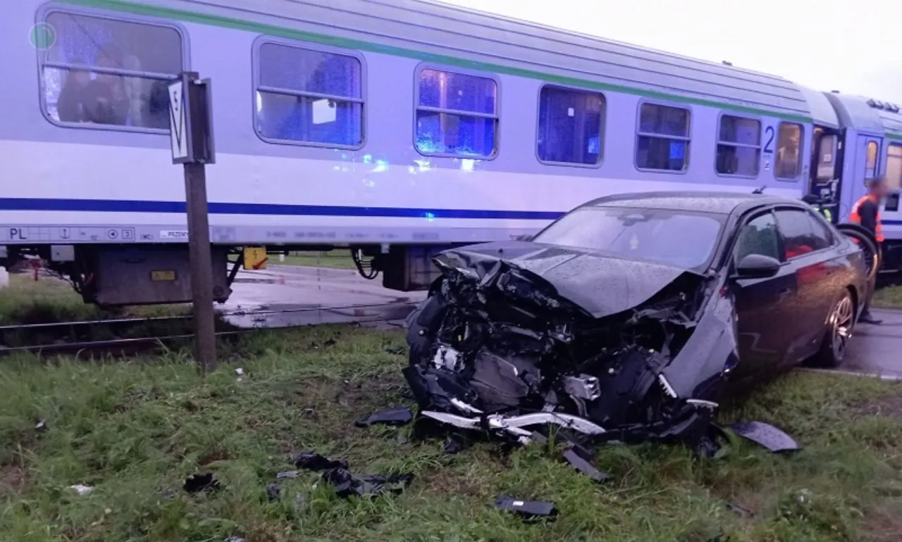 BMW wjechało pod pociąg – kierowca cudem przeżył (FOTO: KMP Lębork)