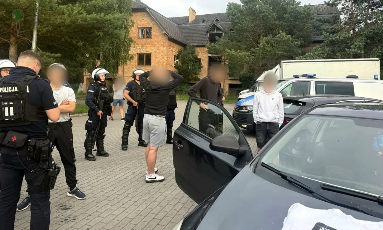 Policja udaremniła ustawkę pseudokibiców na DK6 (FOTO: KWP Gdańsk)