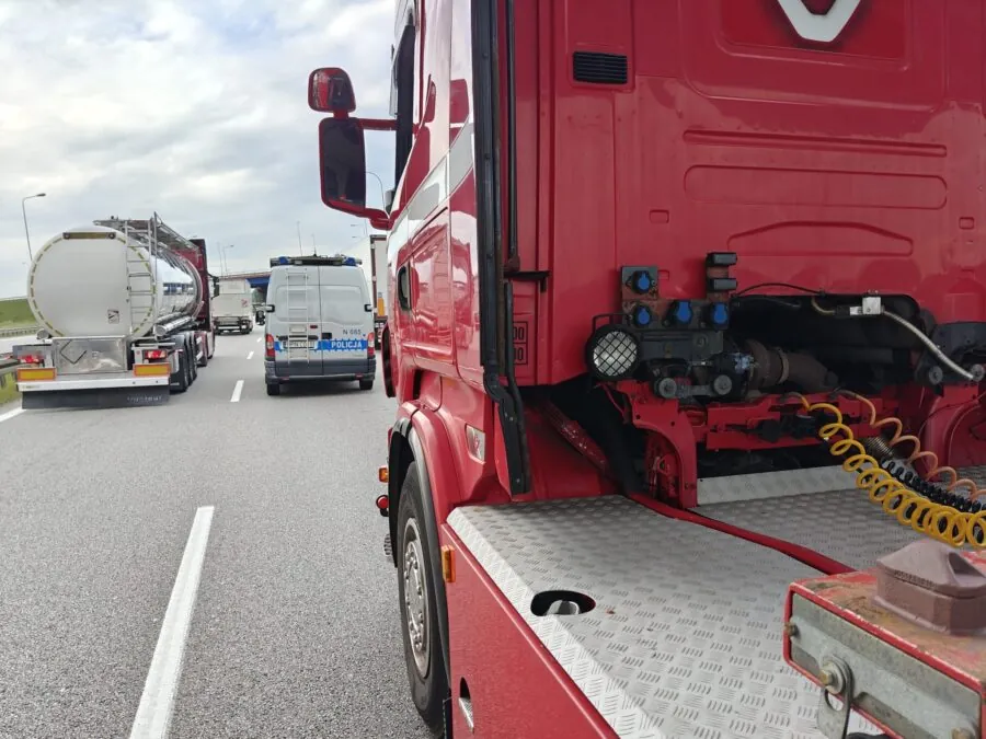 Pijany kierowca ciężarówki zasnął w korku na Obwodnicy Trójmiasta (FOTO: KMP Gdańsk)