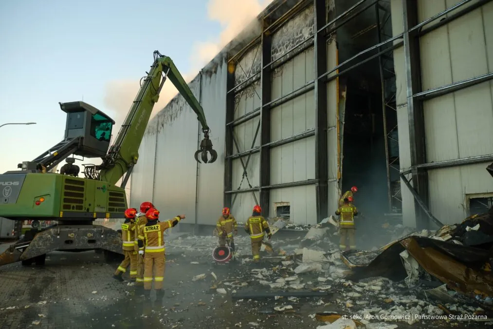 Ugaszono pożar zakładu w Kalwach. Poszukiwania strażaka (FOTO: PSP)