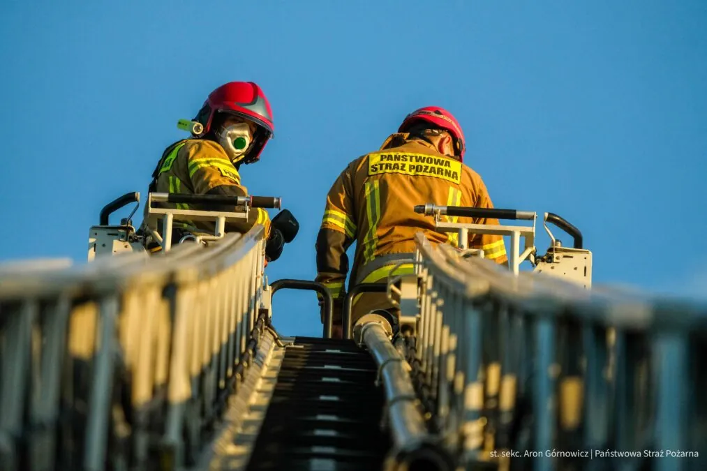 Ugaszono pożar zakładu w Kalwach. Poszukiwania strażaka (FOTO: PSP)