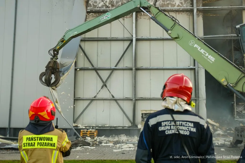 Ugaszono pożar zakładu w Kalwach. Poszukiwania strażaka (FOTO: PSP)