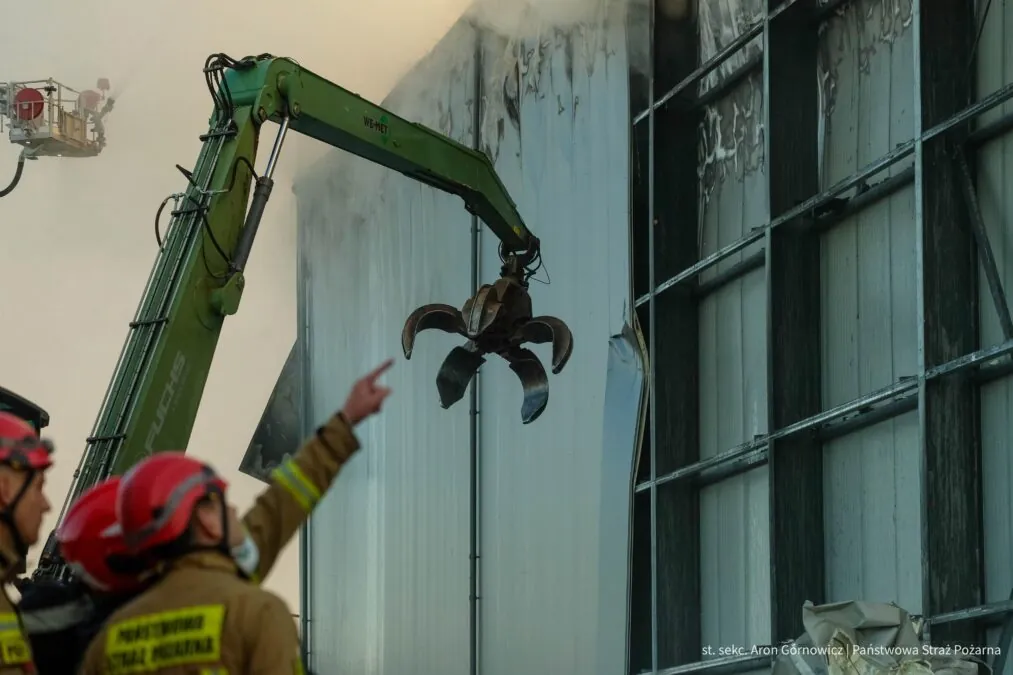 Ugaszono pożar zakładu w Kalwach. Poszukiwania strażaka (FOTO: PSP)