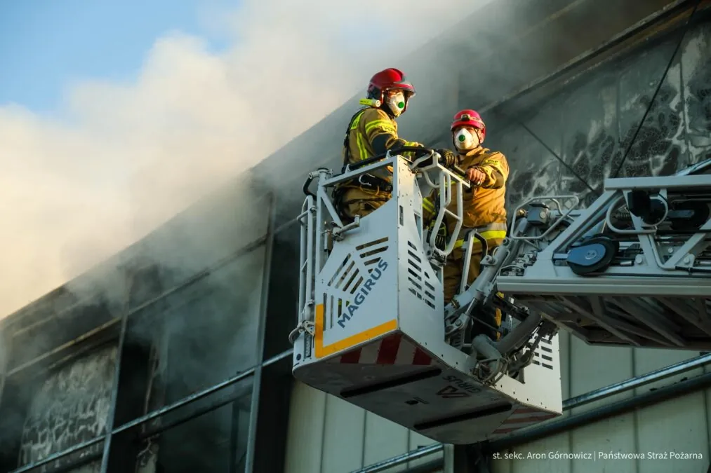 Ugaszono pożar zakładu w Kalwach. Poszukiwania strażaka (FOTO: PSP)