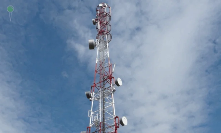 Nocna wspinaczka mężczyzn na maszt BTS. Urban climbing na Pomorzu (FOTO: canva)