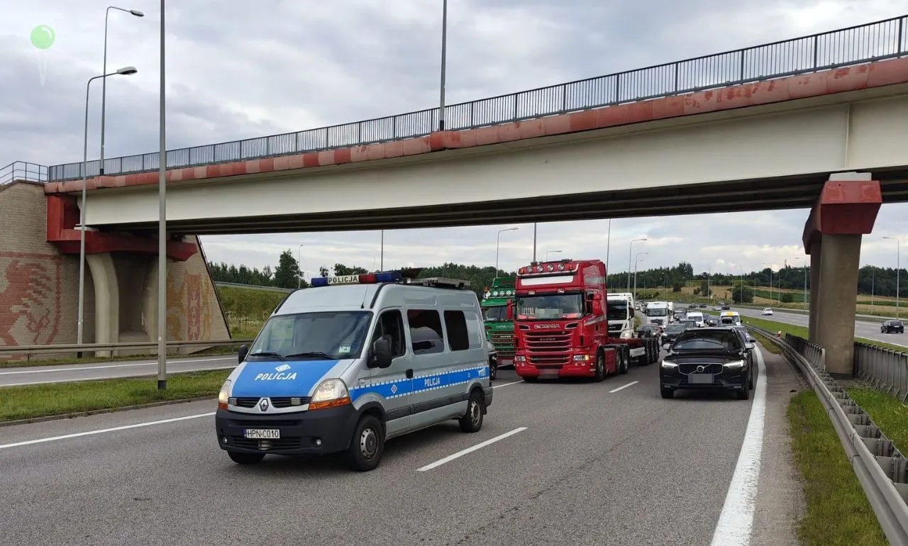 Pijany kierowca ciężarówki zasnął w korku na Obwodnicy Trójmiasta (FOTO: KMP Gdańsk)