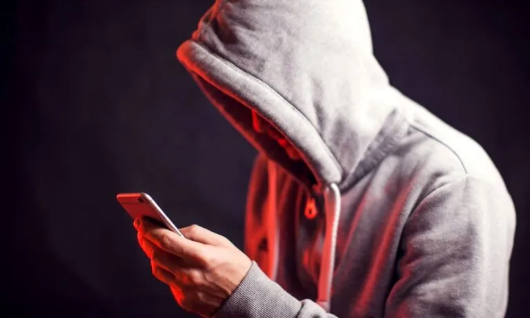 19-latek z Gdyni groził politykom. Zapowiedział podłożenie bomby (FOTO: canva)