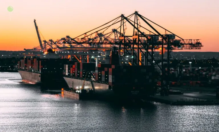 Pijany kapitan chciał wypłynąć kontenerowcem z Gdyni (FOTO: canva)