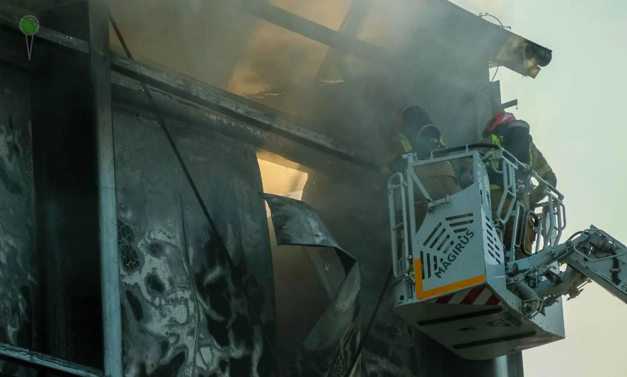 Ugaszono pożar zakładu w Kalwach. Poszukiwania strażaka (FOTO: PSP)