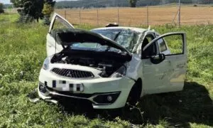 Dachowanie na autostradzie A1 w Klonówce. Ranne dwie osoby (FOTO: OSP Klonówka)
