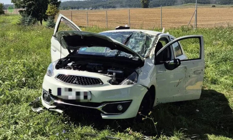 Dachowanie na autostradzie A1 w Klonówce. Ranne dwie osoby (FOTO: OSP Klonówka)
