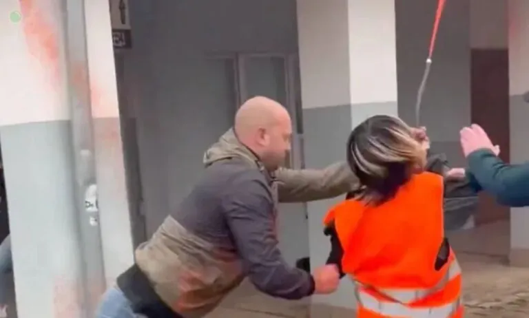 Ostatnie pokolenie zniszczyło historyczną bramę nr 2 w Gdańsku (FOTO: Ostatnie Pokolenie/X)